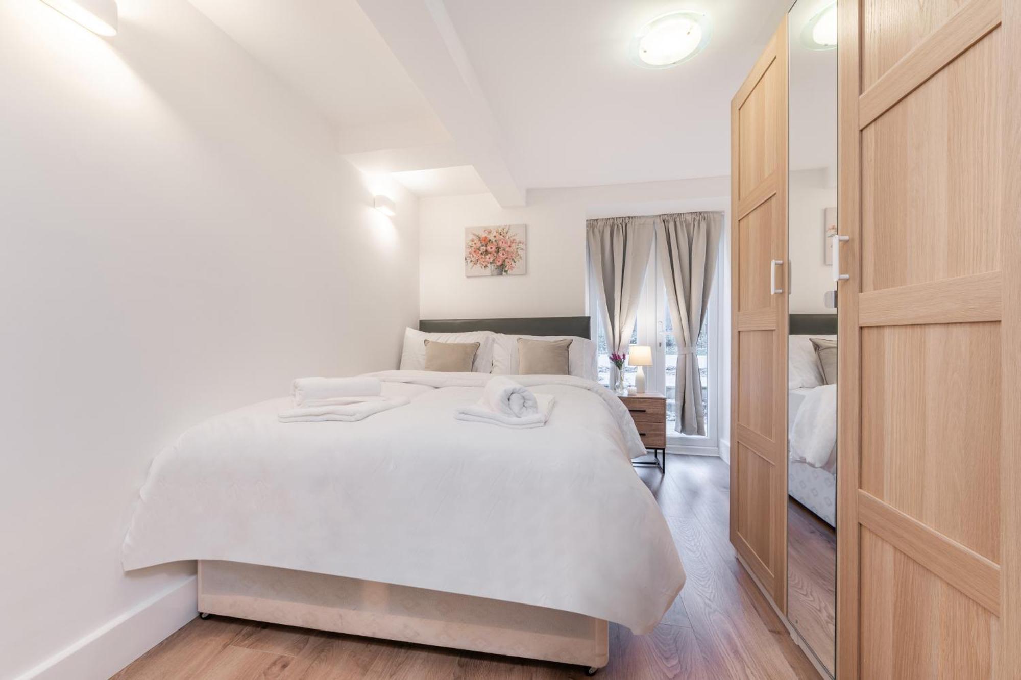 A Golden Haven Retreat In London Apartment ภายนอก รูปภาพ