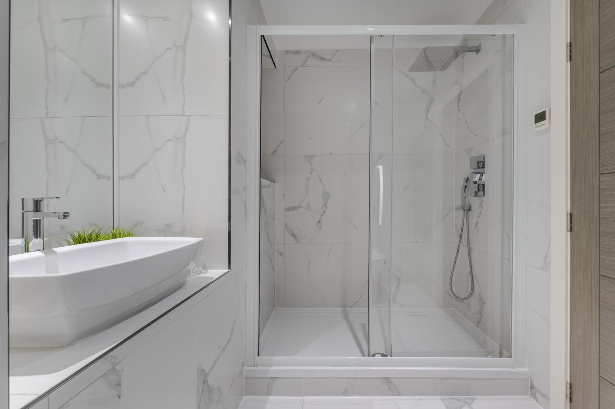 A Golden Haven Retreat In London Apartment ภายนอก รูปภาพ